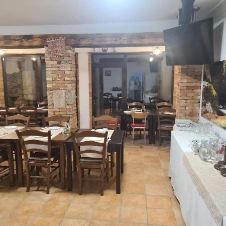 Guest House Slatki Snovi Knin Eksteriør bilde