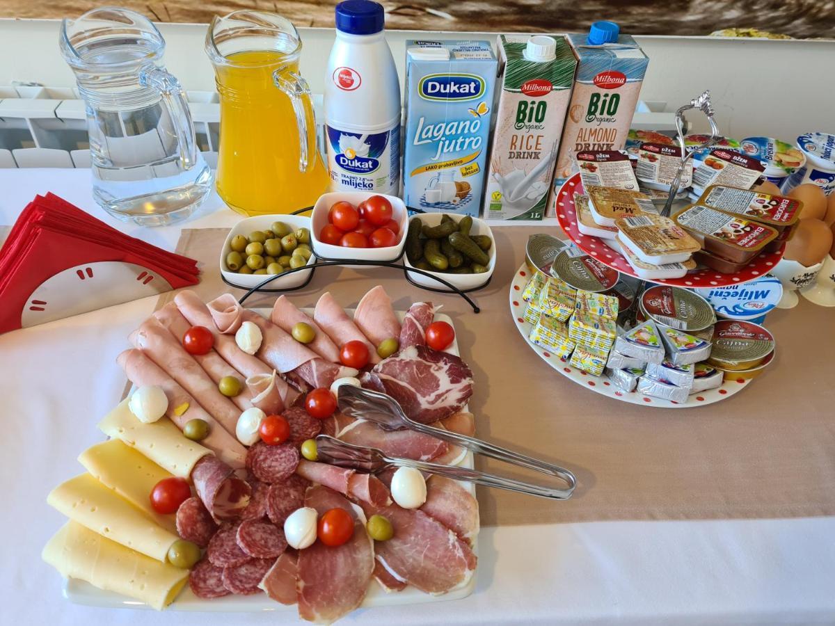 Guest House Slatki Snovi Knin Eksteriør bilde