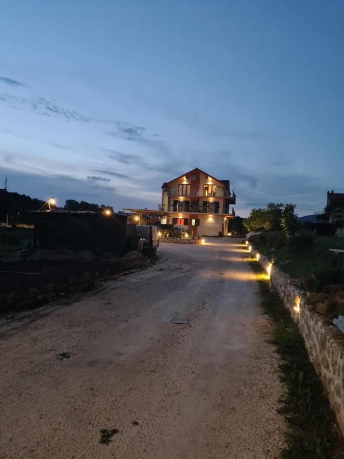 Guest House Slatki Snovi Knin Eksteriør bilde